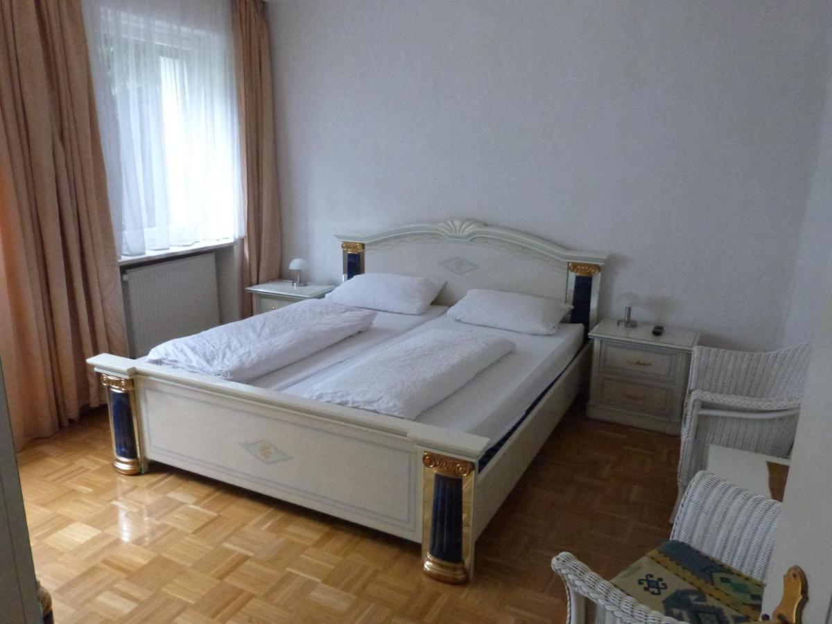 Doppel-/Zweibettzimmer mit Bad