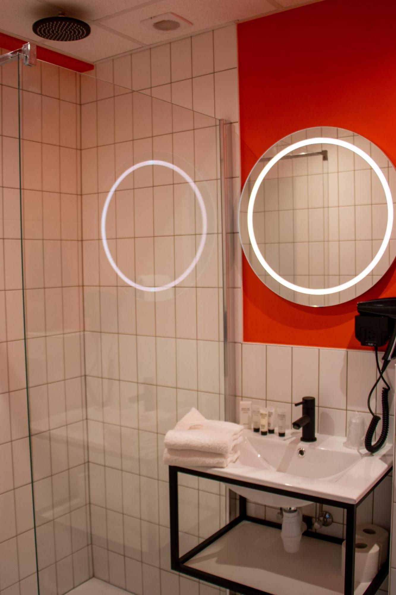 Kamer met tweepersoonsbed en een klein balkon