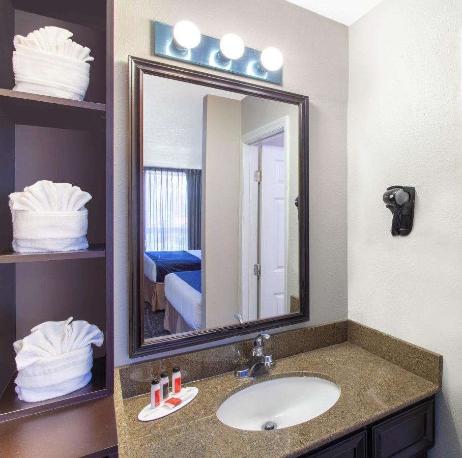 Quarto Queen com 2 Camas Queen e Vista da Piscina