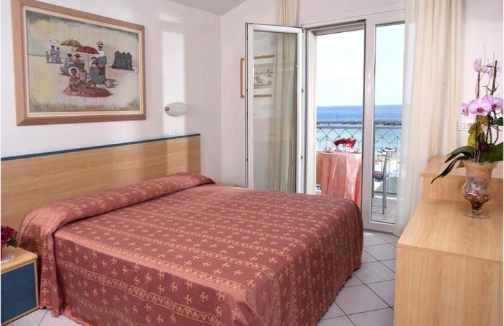 Camera Tripla Deluxe con Vista Mare