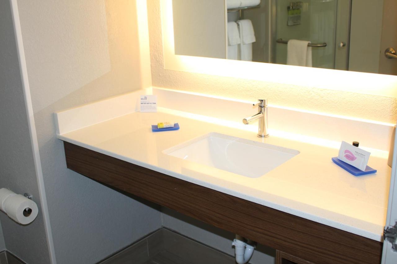 Standard King Room with Roll-In Shower - Mobility Access