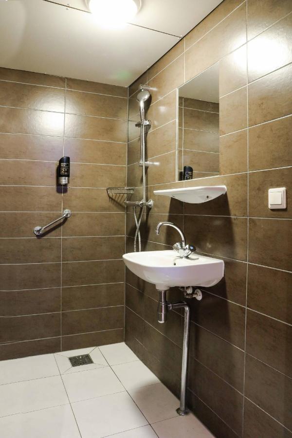 Twin Room Private Bathroom,1194986200:JPEG