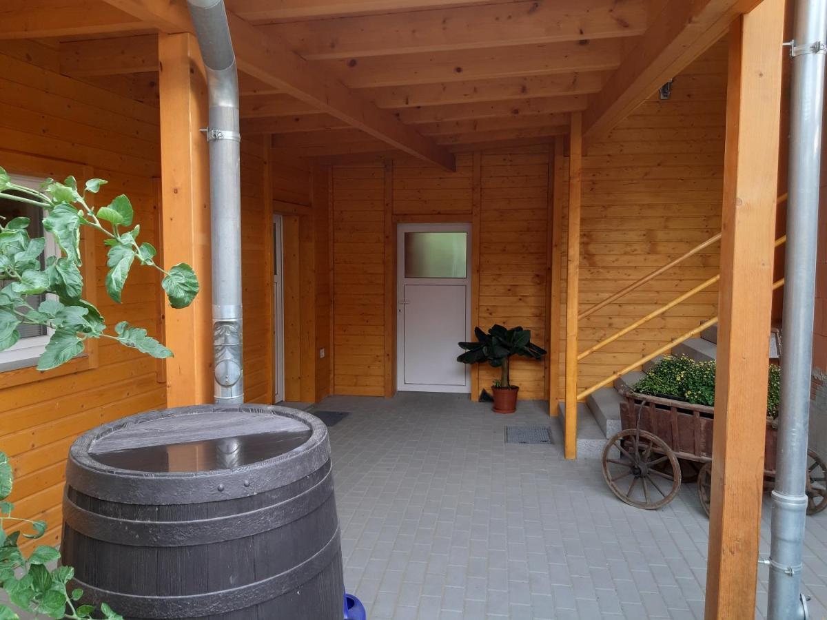 Dreibettzimmer mit Dusche