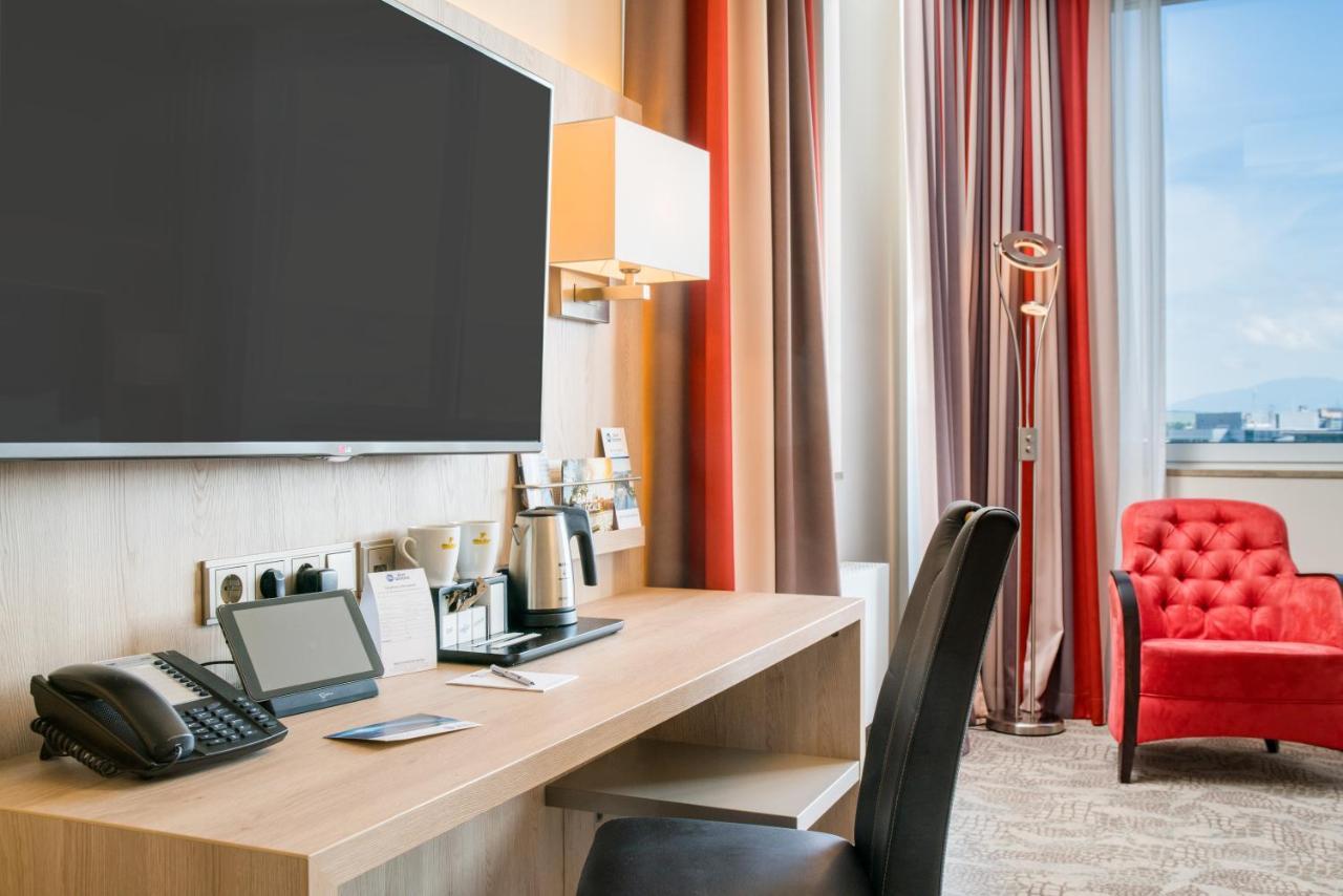 Family Room with Sofa and Kitchenette,1350147862:JPEG