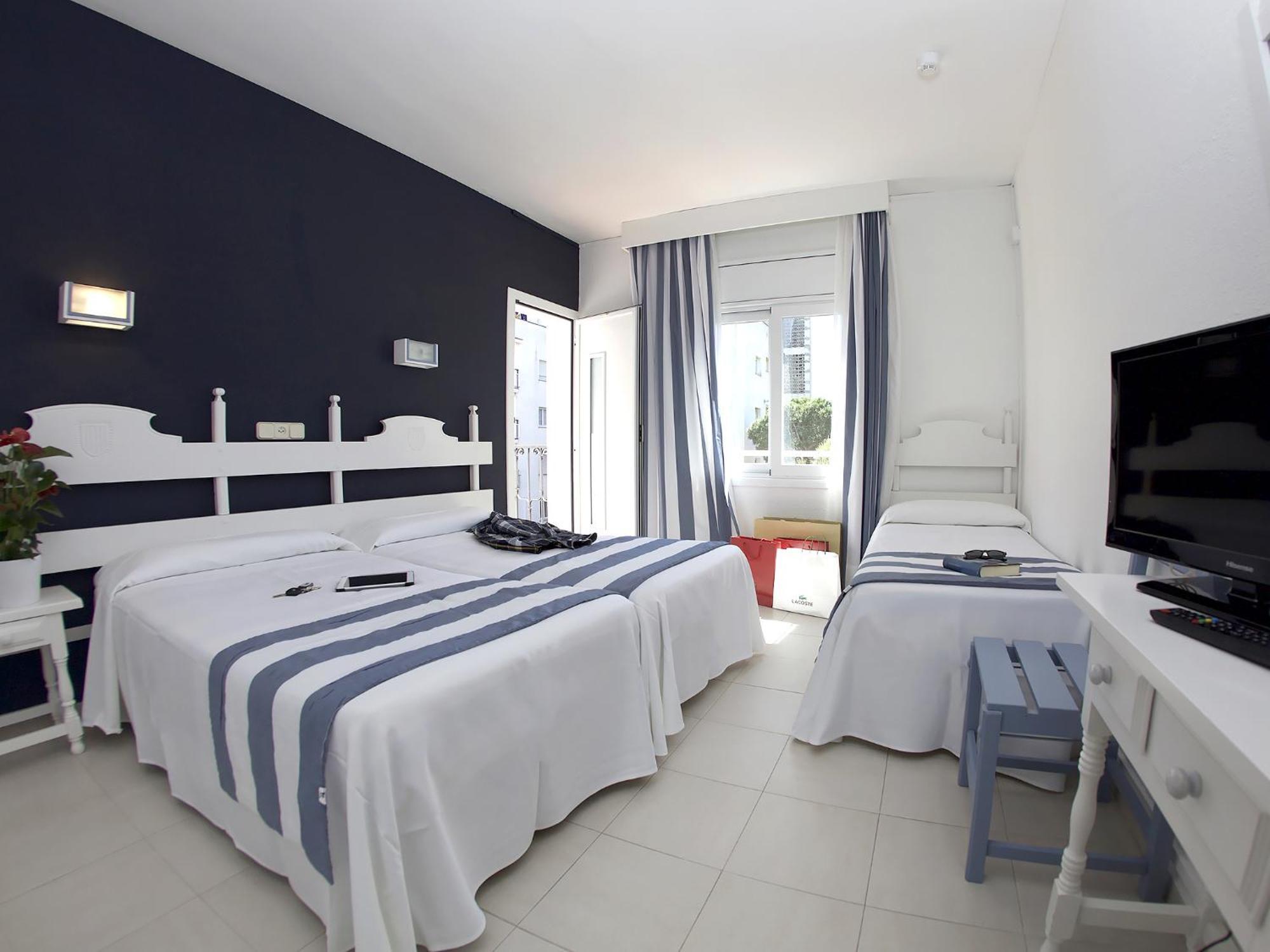Chambre Triple avec Balcon (2 Adultes + 1 Enfant)
