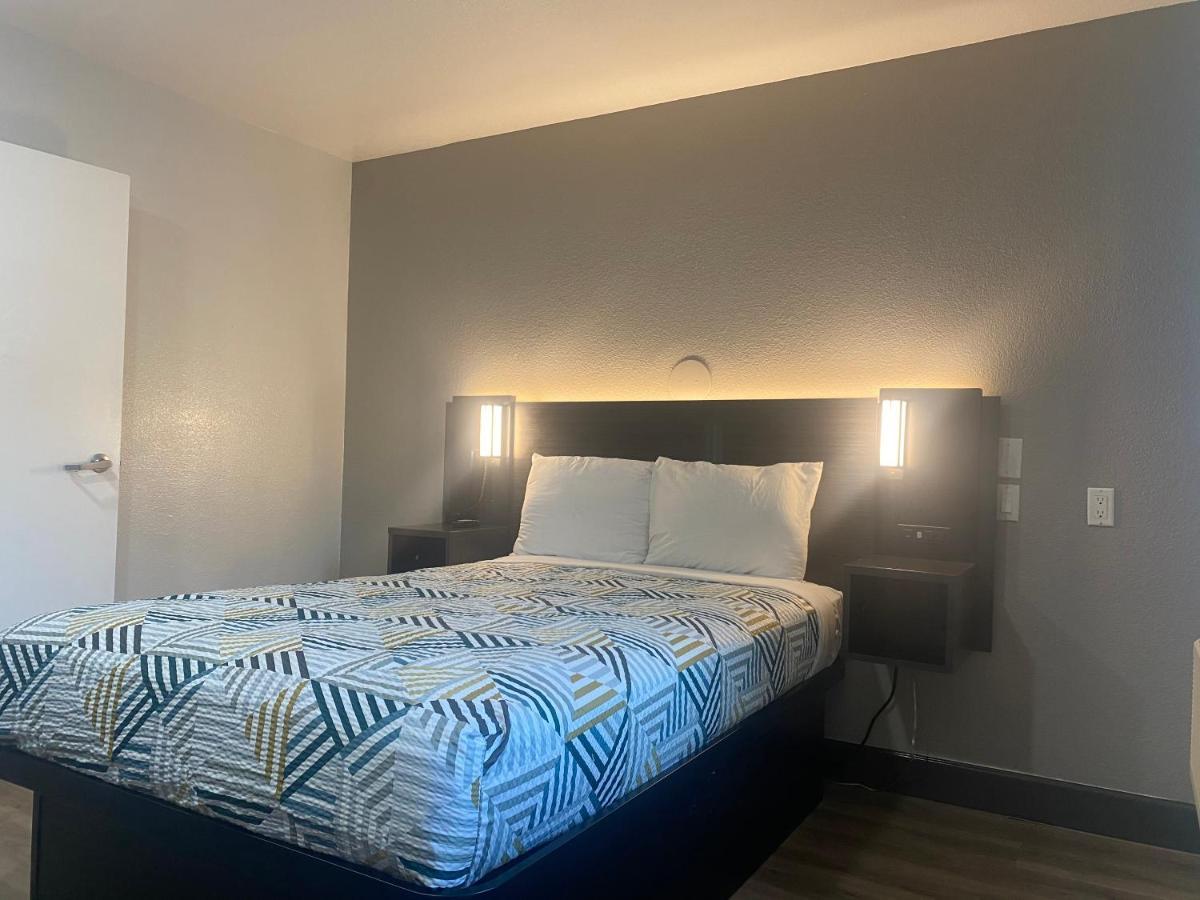 1 Full Bed | ADA/RI Shower
