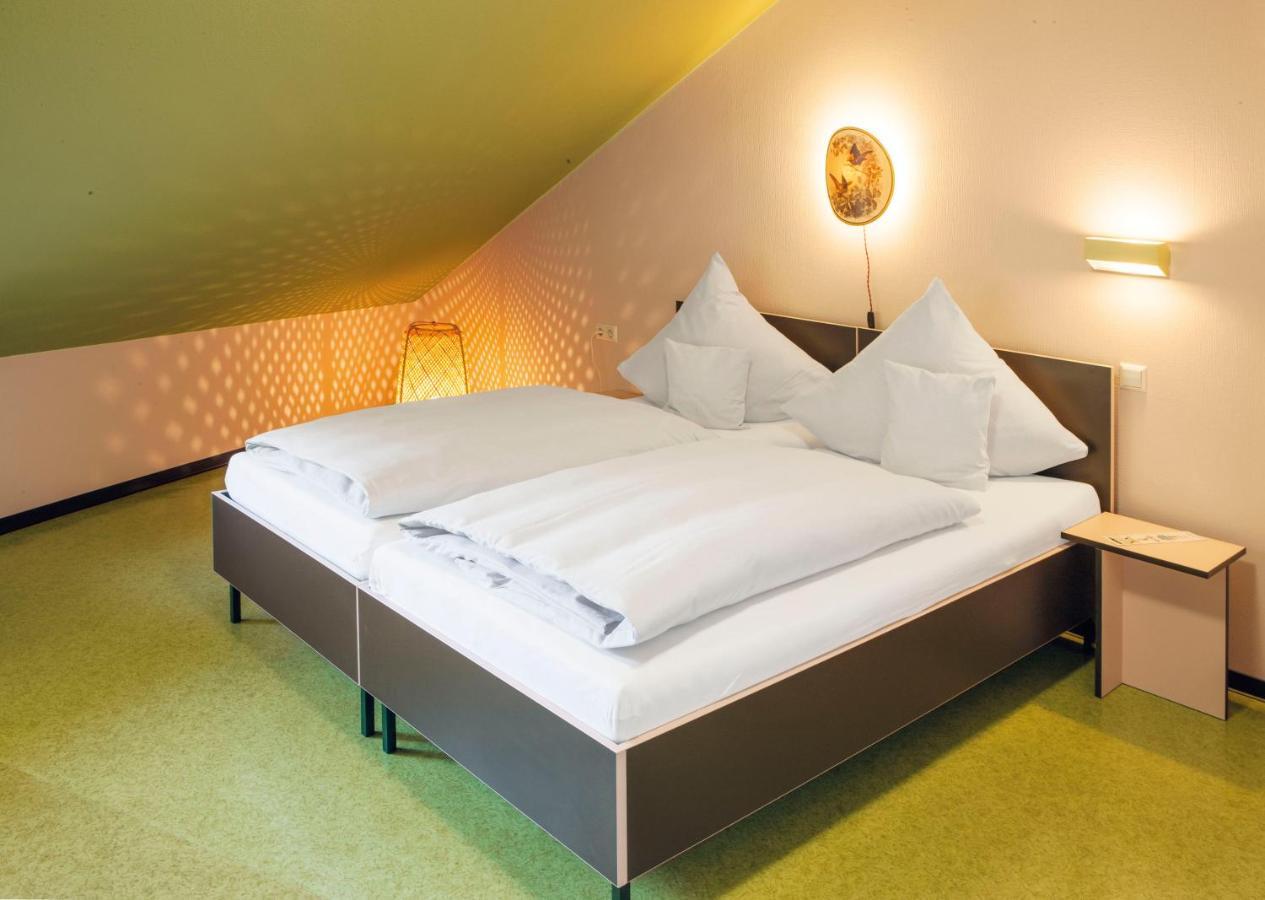 Standard Doppelzimmer im Dachgeschoss mit Dachneigung