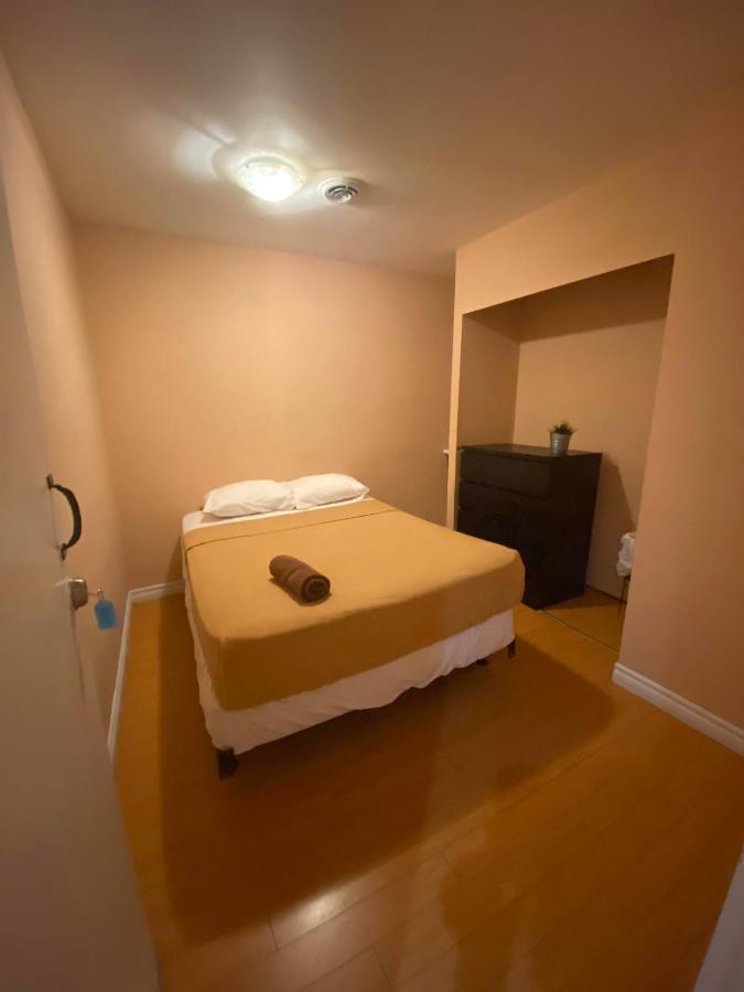 Quarto Duplo Econômico com Banheiro Compartilhado - Sem Janela
