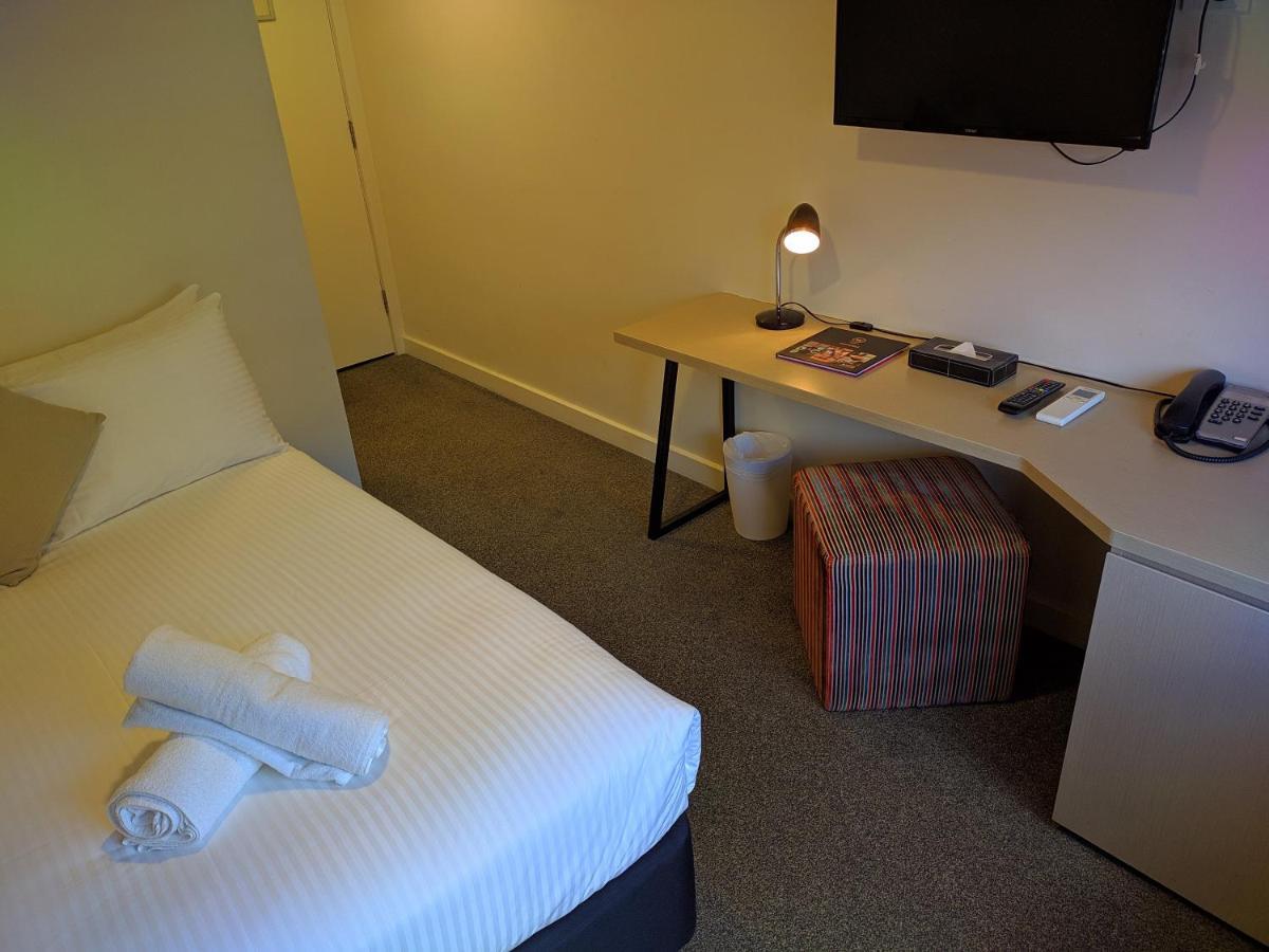 Quarto Pequeno com Cama de Casal