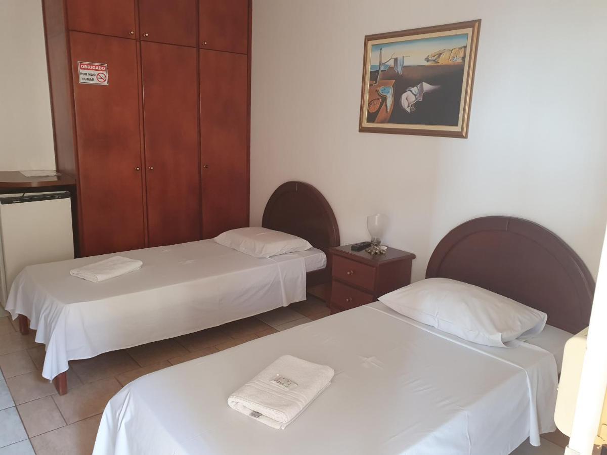 Quarto com 2 Camas de Solteiro