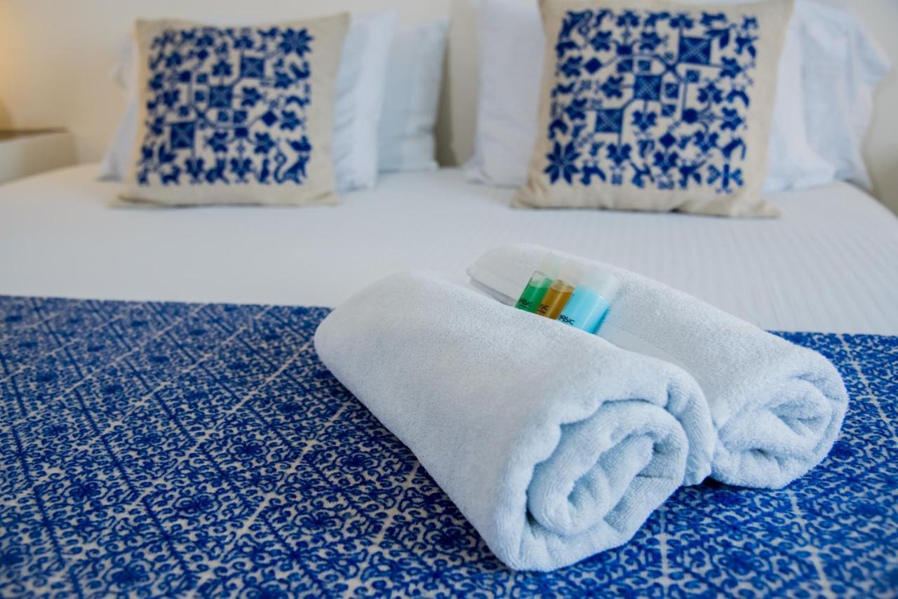 Zimmer mit Kingsize-Bett und Balkon