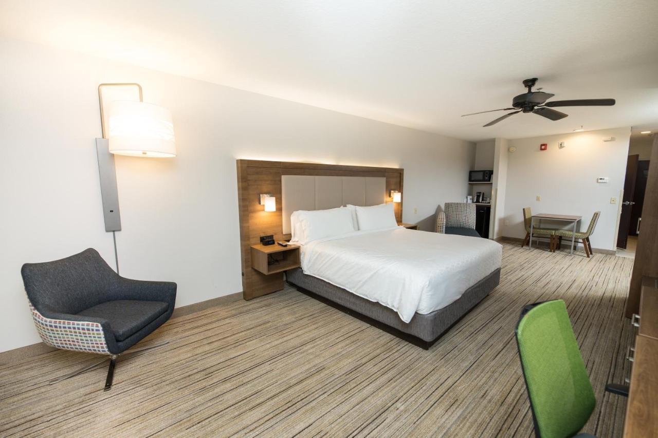 King Suite with Disability Access and Bathtub - Non Smoking