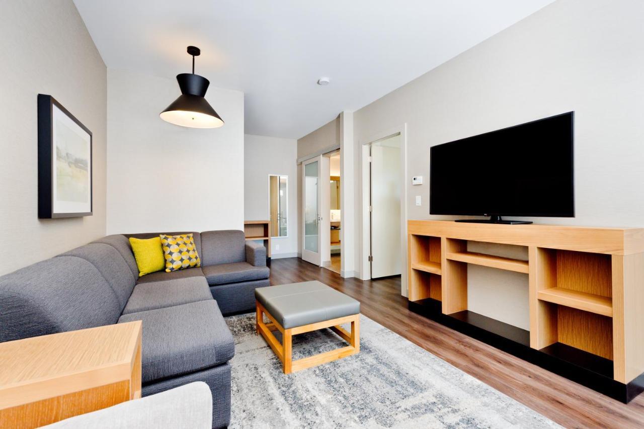 King Suite with Sofa Bed and Roll-In Shower - Disability Access