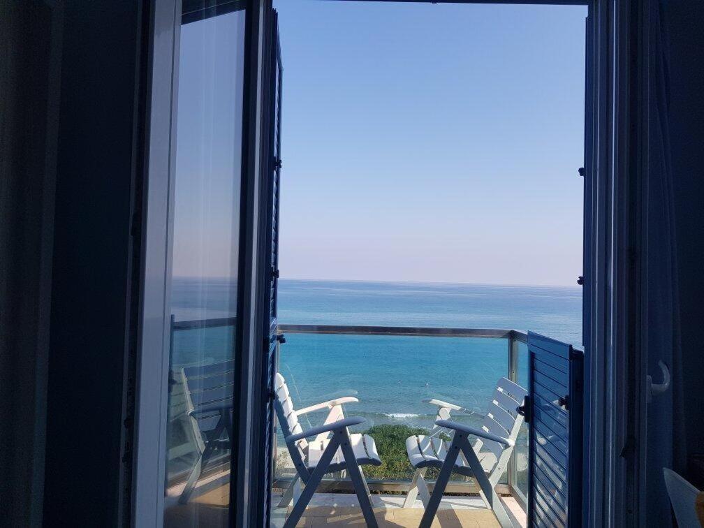 Kamer met balkon en zeezicht