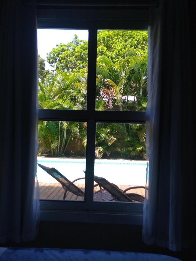 Zimmer mit Queensize-Bett und Poolblick