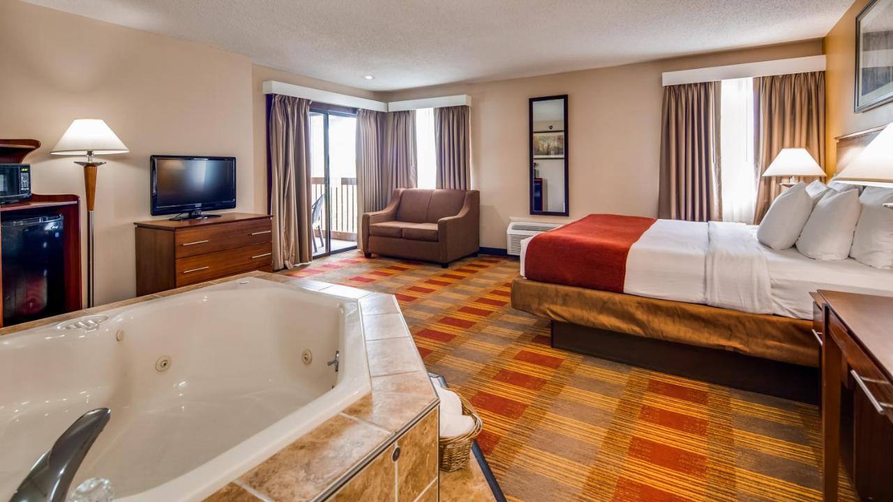 King Suite with Spa Bath - Pool View - Non Smoking