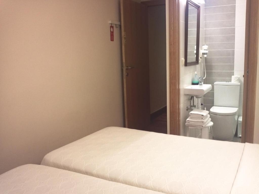 Twin Room Private Bathroom,695077896:JPEG