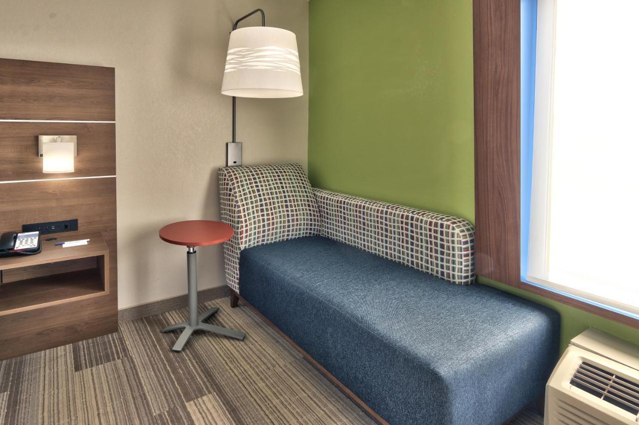 King Room - Mobility Access/Roll in Shower - Non-Smoking