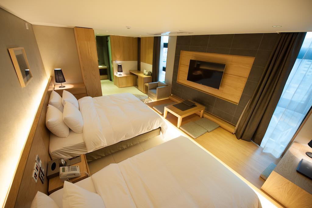 Deluxe Dreibettzimmer mit Badezimmer