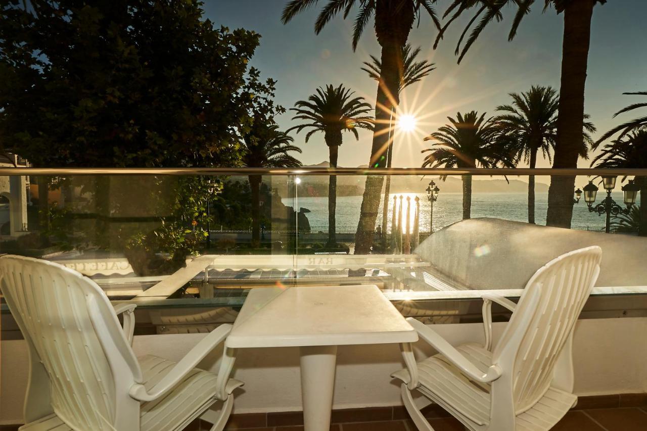 Chambre Double ou Lits Jumeaux - Vue Latérale sur Mer