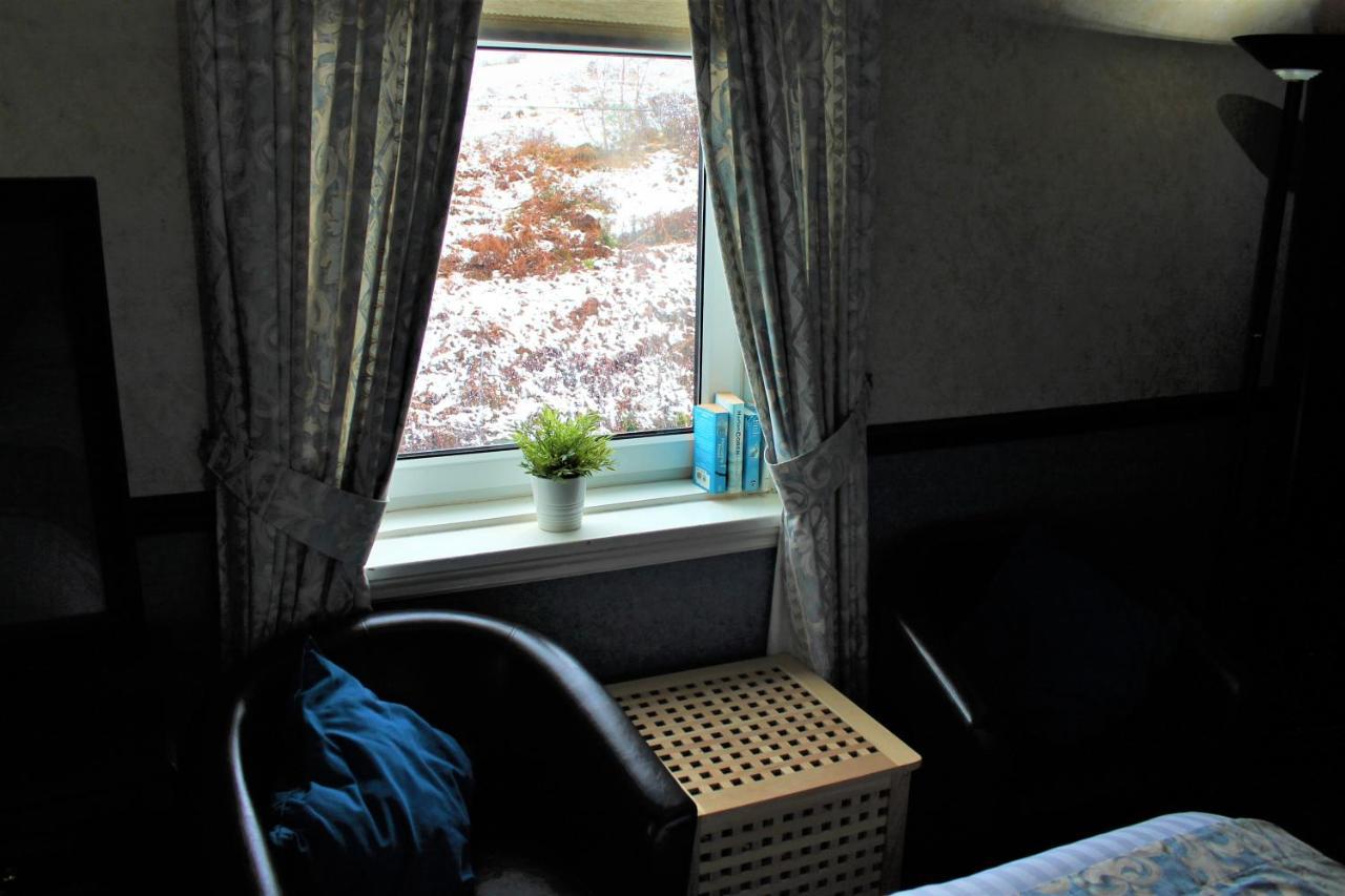 Zweibettzimmer mit eigenem Bad außerhalb des Zimmers