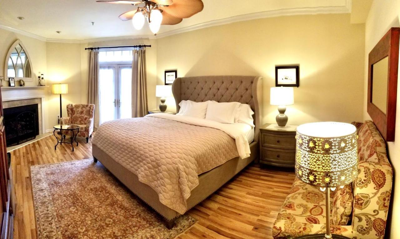 King Suite with Balcony(206)