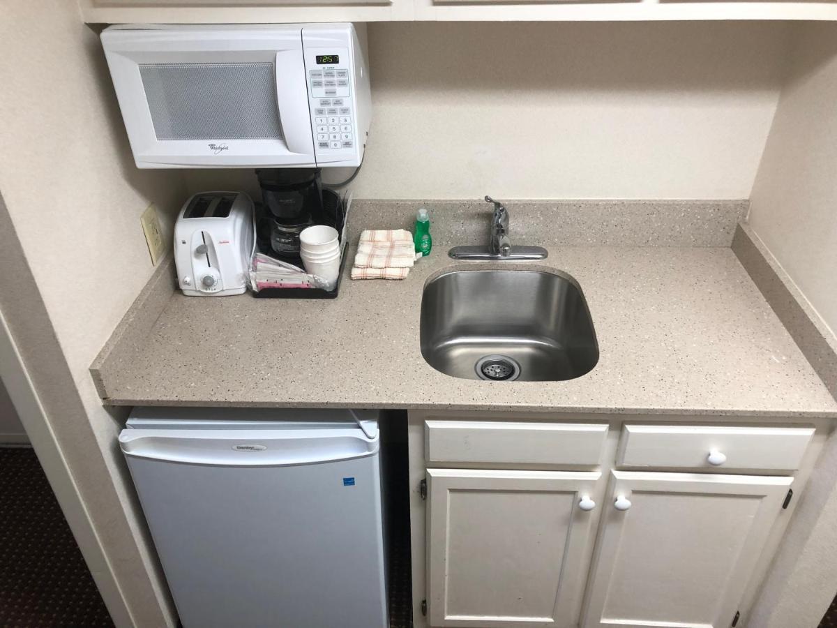 Two Queen Beds with 1st floor Street View - Handicap Accessible