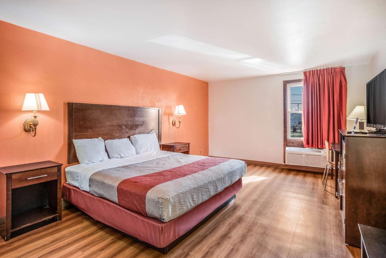 Deluxe King Room - Non-Smoking