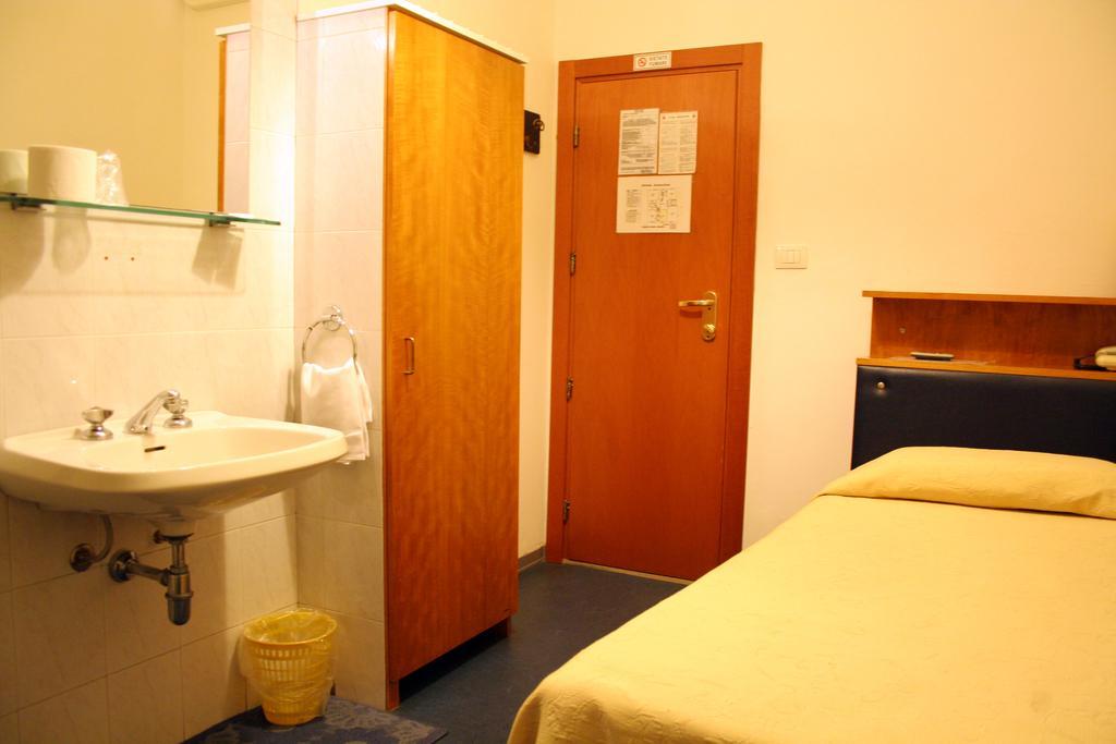 Single Room,107344266:JPEG