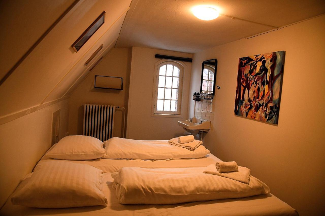 Kleines Giebelzimmer mit Doppelbett auf der 2. Etage. Sie nutzen ein Gemeinschaftsbad/-WC.
