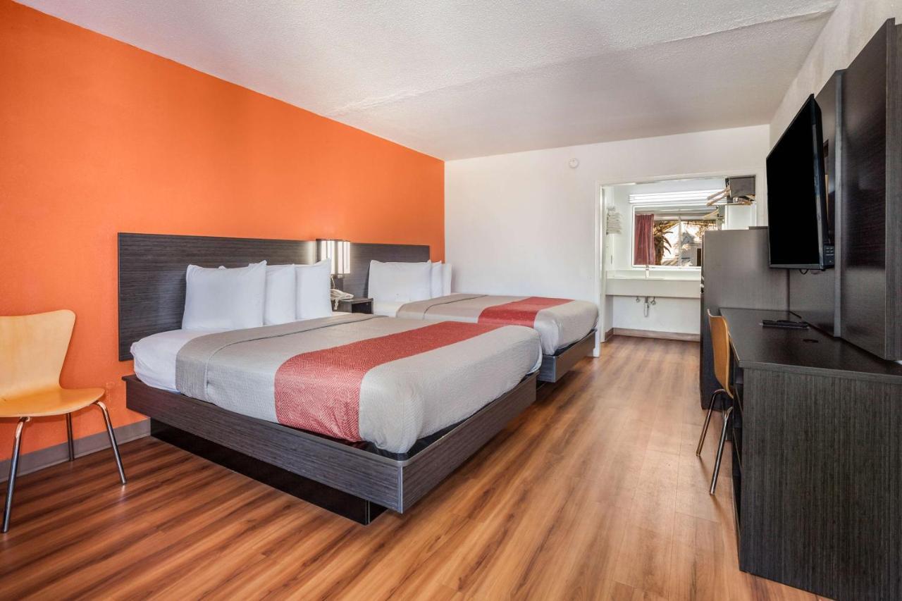 Deluxe Queen Room with Two Queen Beds - Smoking