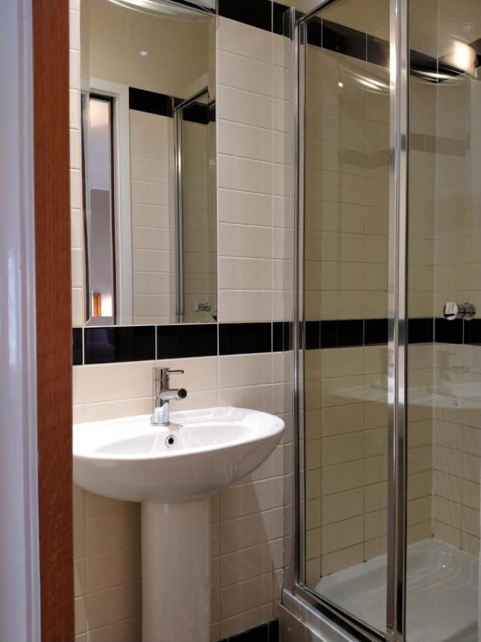 Chambre Lit King-Size avec Vue Partielle sur la Mer