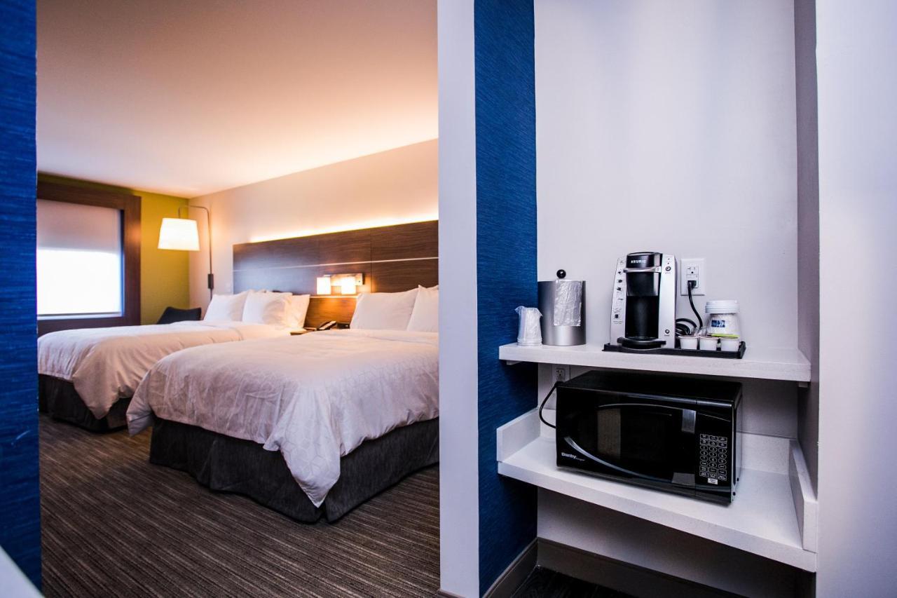 Standard Queen Room with Two Queen Beds - Extra Floor Space,1007530510:JPEG