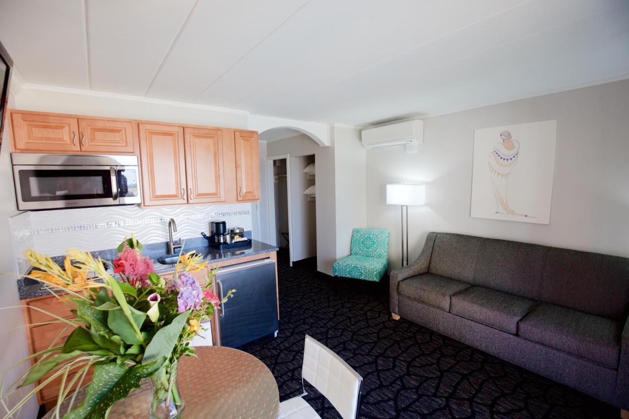 E-3 Kitchenette One Bedroom One Queen Bed One Single Bed One Sofa Bed,1070047108:JPEG