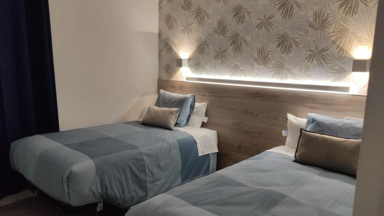 Quarto Duplo com 2 Camas de Casal