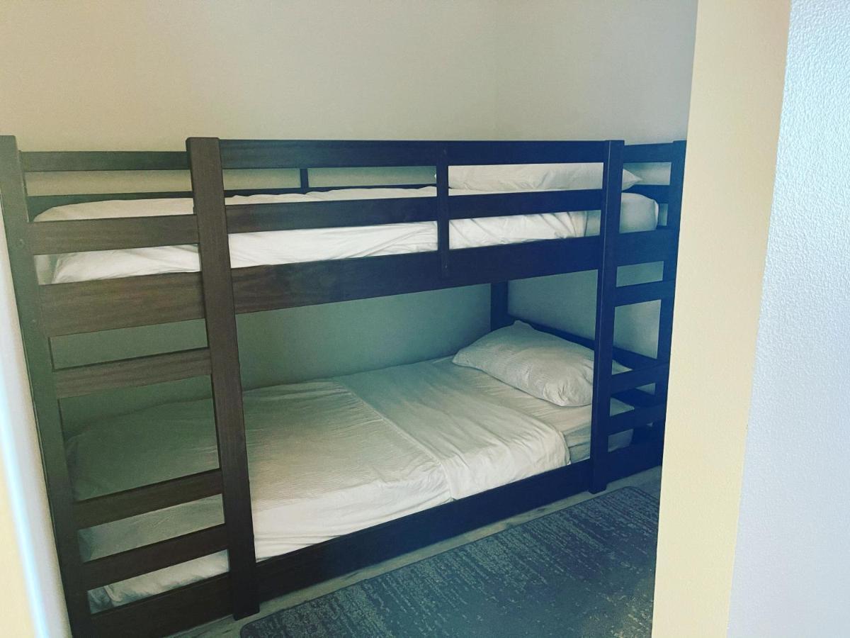 Familienzimmer mit Kingsize-Bett und Etagenbett – keine Resortgebühr