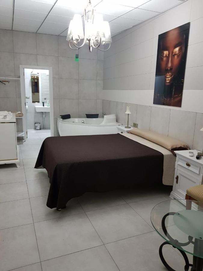 Suite con bañera de hidromasaje y cama grande