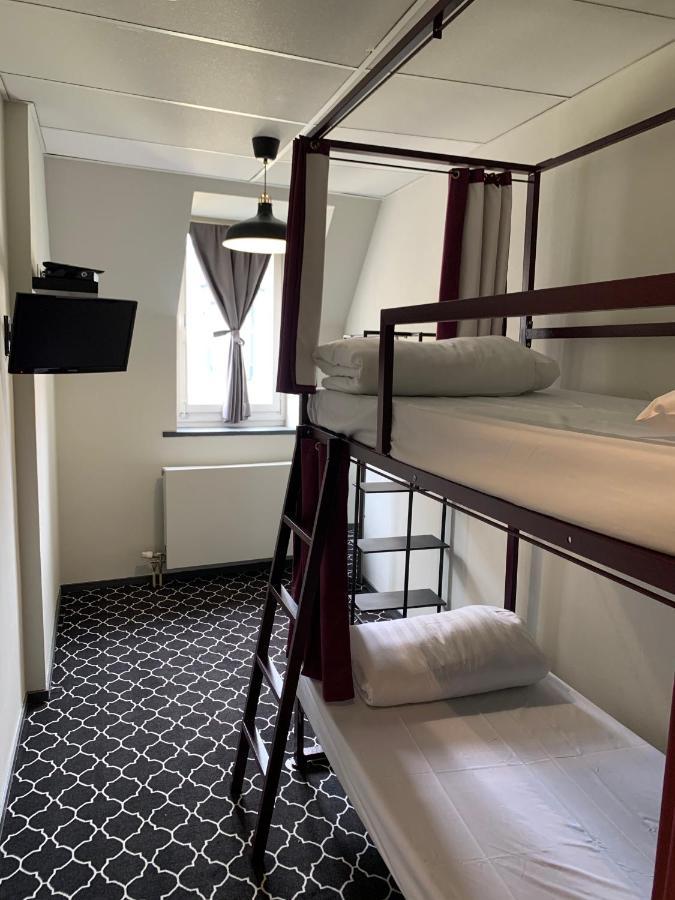 Zweibettzimmer mit Etagenbetten und eigenem Bad