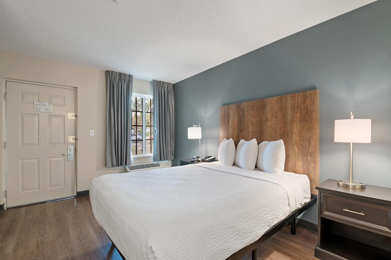 Studio with 1 Queen Bed - Hearing Accessible - Non-Smoking