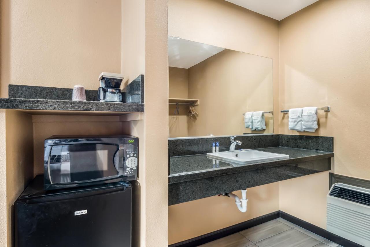 Standard Double Queen Room