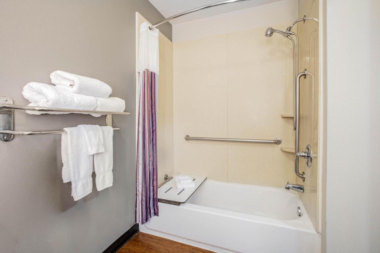 King Room with Roll-In Shower - Mobility/Hearing Accessible - Non-Smoking
