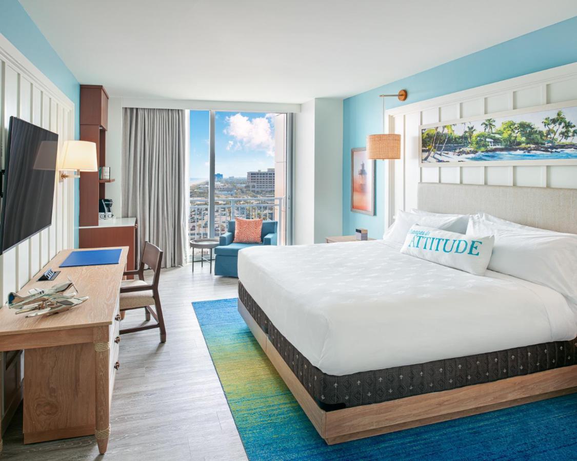 Deluxe King Room with Partial Ocean View