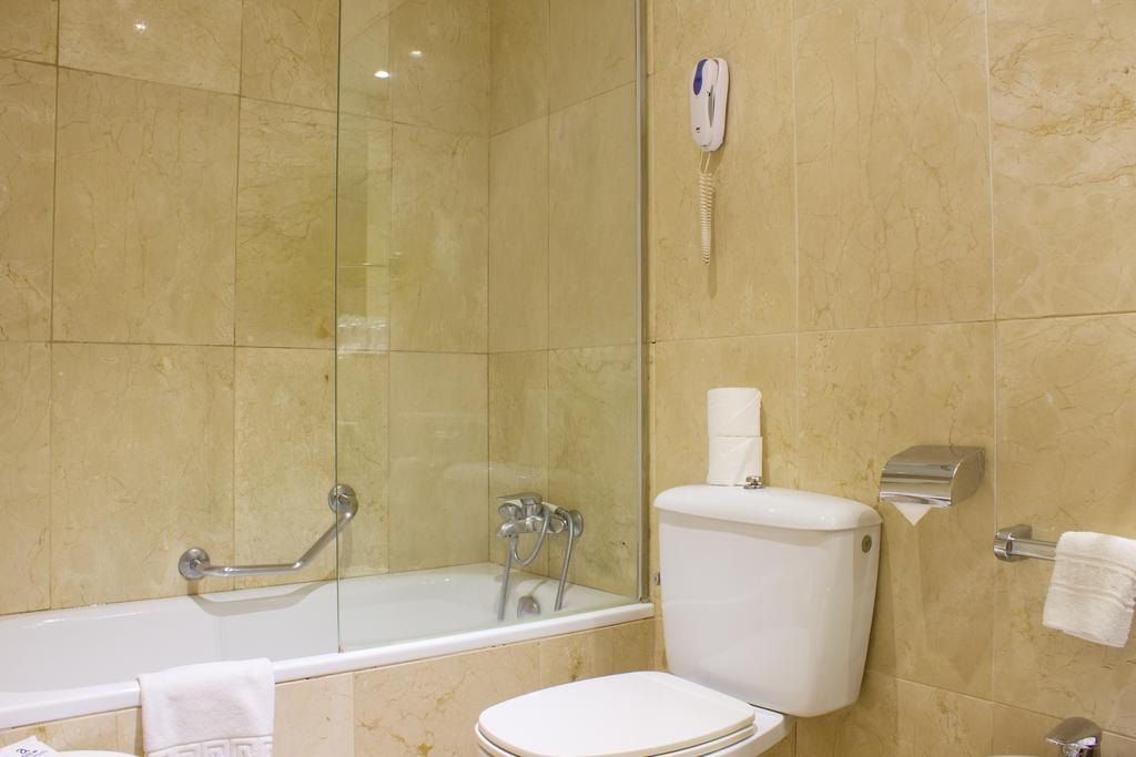 Quarto com 2 Camas de Solteiro