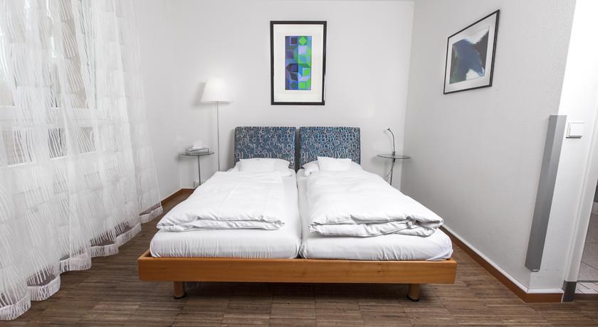 Doppelzimmer zur Straßenseite