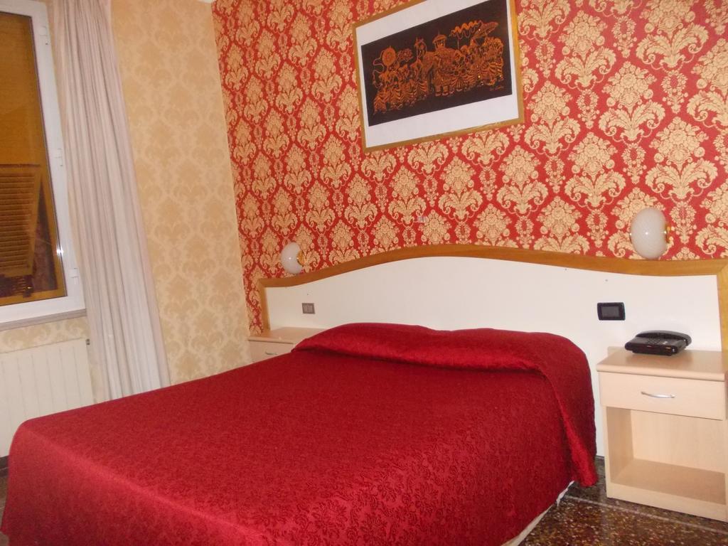 Camera Tripla