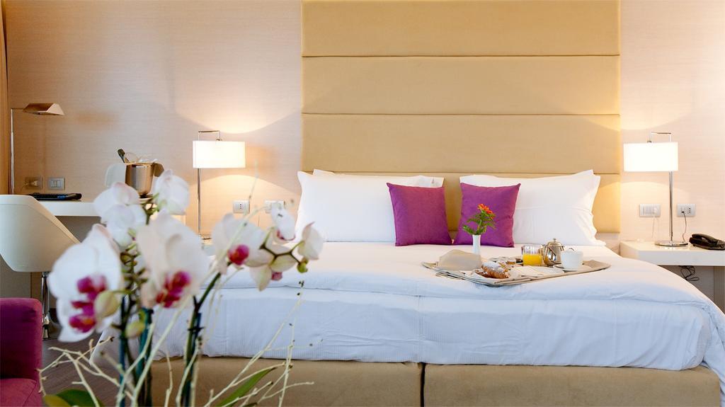 Standard Doppelzimmer mit seitlichem Meerblick