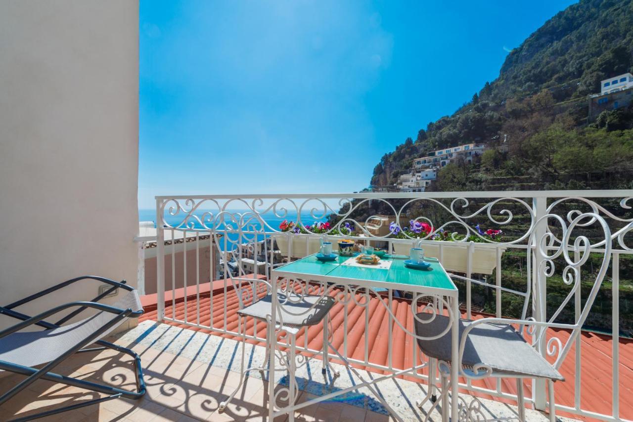 Habitación con cama extragrande y vistas al mar