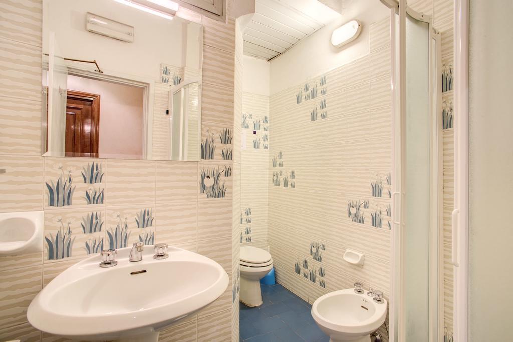 Quarto Individual com Banheiro Compartilhado