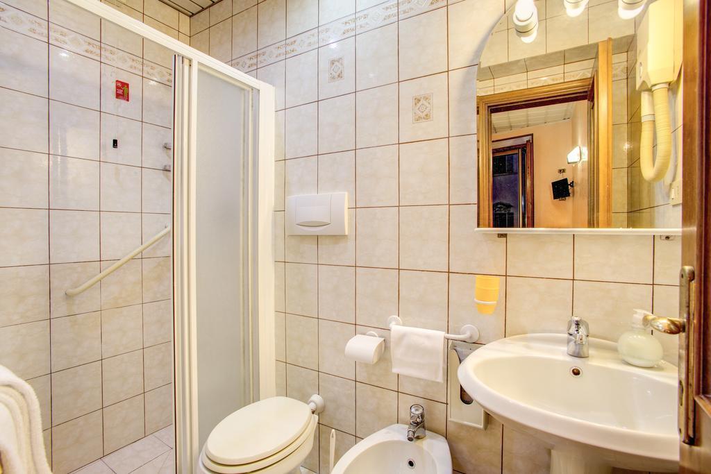 Quarto com Cama de Casal ou 2 de Solteiro e Banheiro Privativo