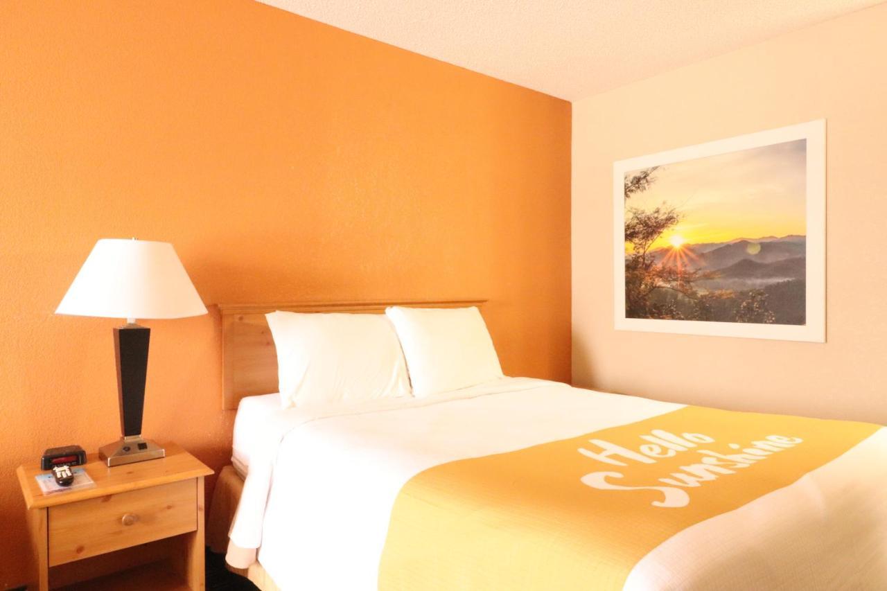 Queen Room with Bath Tub - Mobility Accessible/Non-Smoking